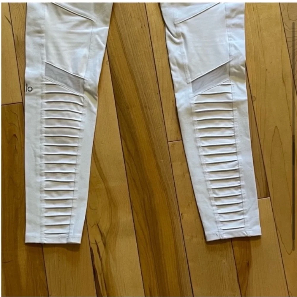 ALO Yoga Moto Leggings white size small